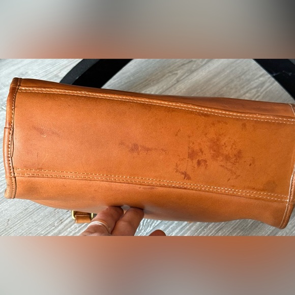 Vintage Chadwick Bowler Bag 012-3445 in British tan. Crossbody/dual short handle - Picture 7 of 16